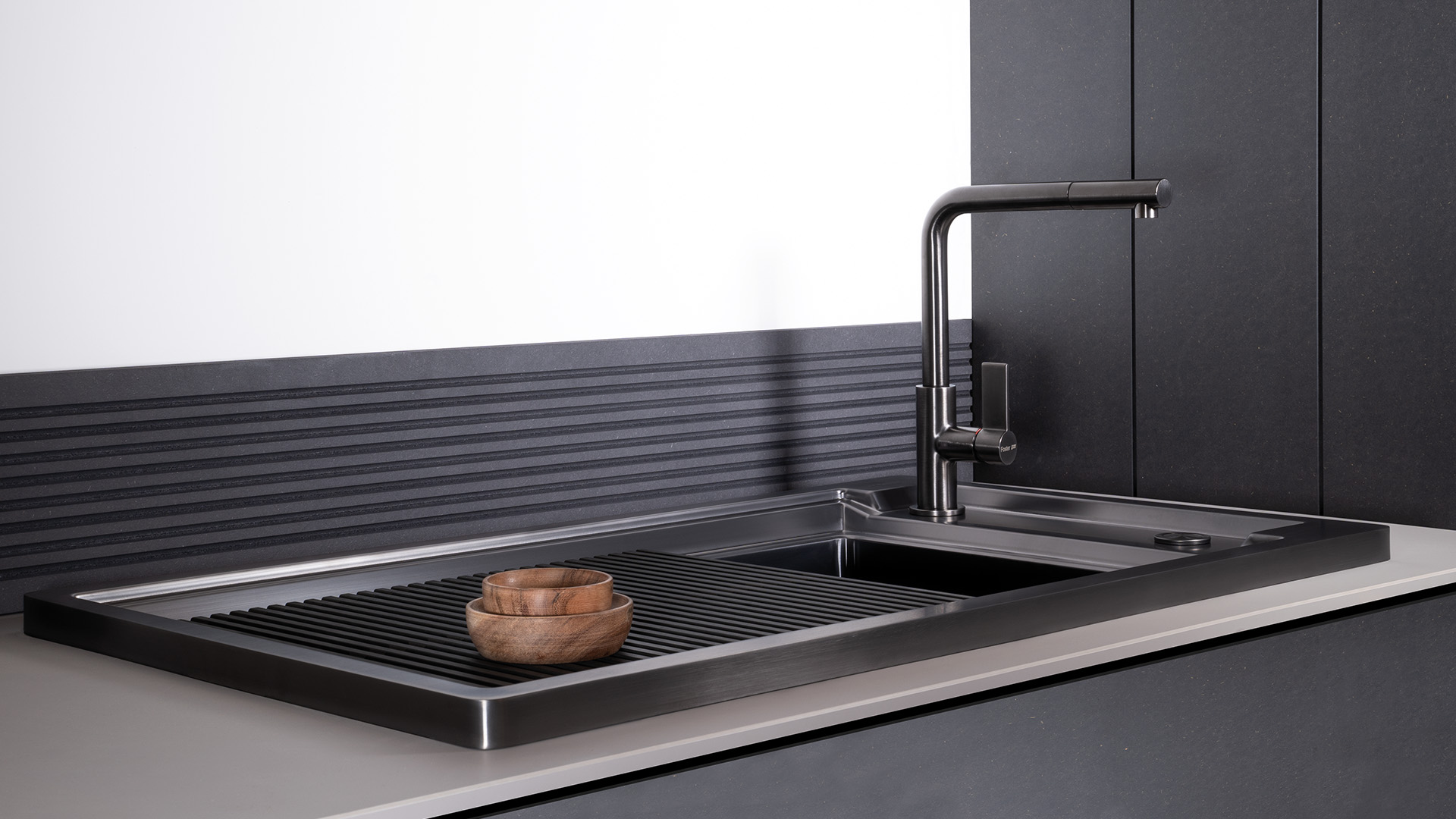 OUTLINE PVD GUN METAL